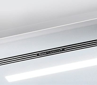 Una vista diagonal de la parte superior del refrigerador mostrando la suave iluminación LED.