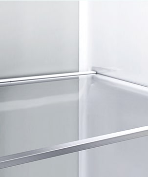 Vista diagonal del estante con paneles metálicos en el interior del refrigerador.
