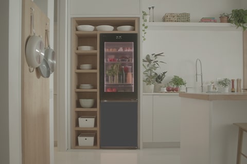 Imagen de refrigerador colocado en una cocina de tonos amarillos.	