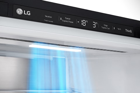 Imagen de aire frío saliendo de arriba del refrigerador abierto. 	