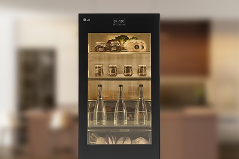 Imagen de cocina y refrigerador en tonos marrones.	