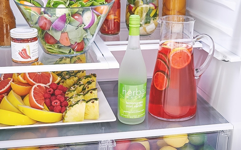 Repisa plegable que almacena artículos altos.