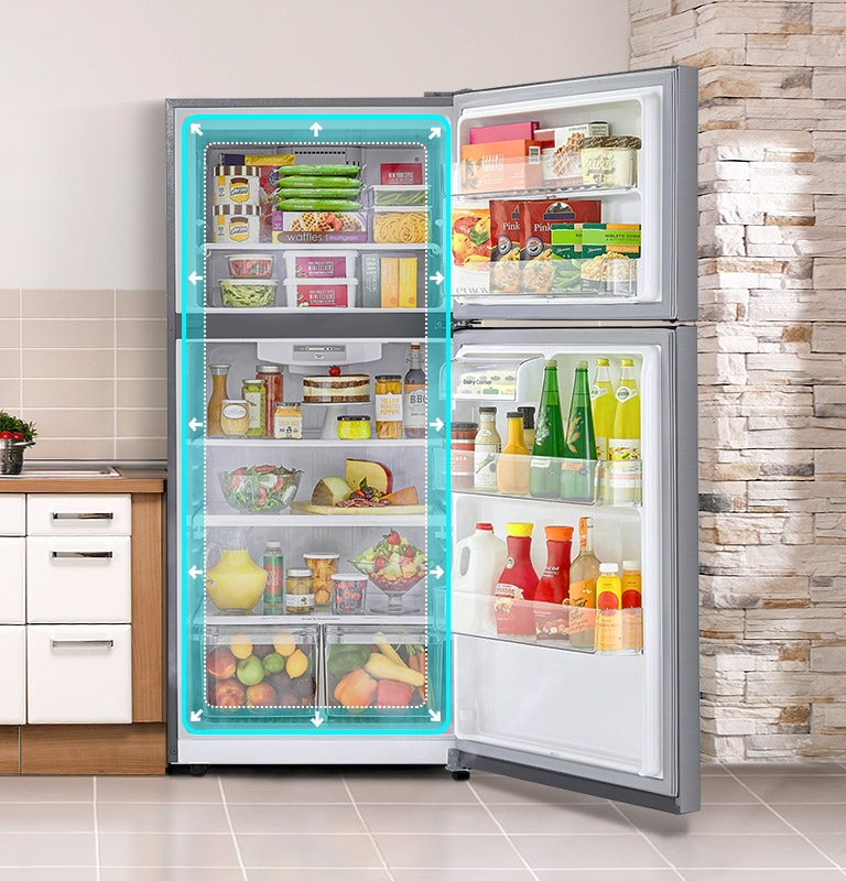 Se muestra un LG Top Freezer en una cocina con las puertas abiertas. Un cuadrado azul resaltado en el centro del refrigerador se expande al tamaño del refrigerador para mostrar que tiene más espacio.