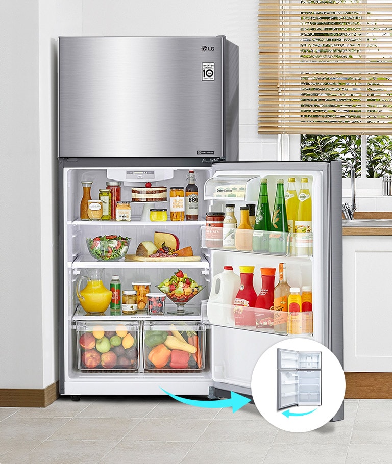 El refrigerador está en una cocina con una puerta que se abre a la derecha. Al lado del refrigerador hay un pequeño círculo con una imagen del mismo refrigerador con una puerta de apertura izquierda para indicar una puerta reversible.