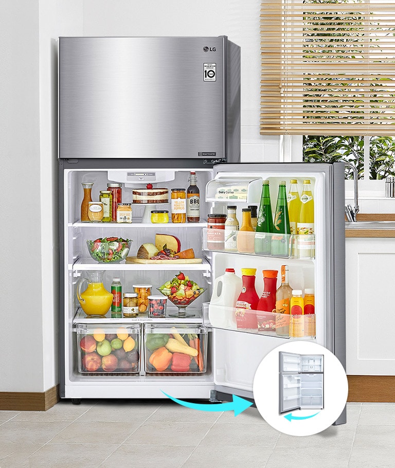 El refrigerador está en una cocina con una puerta que se abre a la derecha y muestra lo personalizable del producto.