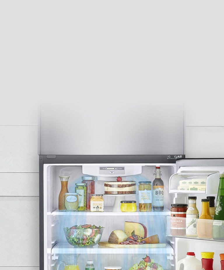 Se muestra un LG Top Freezer con la puerta inferior abierta. El refrigerador está lleno de productos y se muestra el sistema de enfriamiento liberando aire de enfriamiento que circula desde la parte superior al fondo del refrigerador.