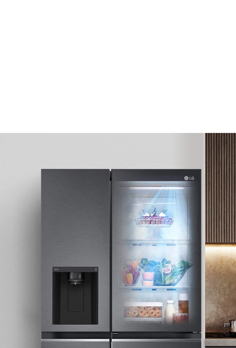 Vista frontal de un refrigerador InstaView negro con la luz encendida en el interior.