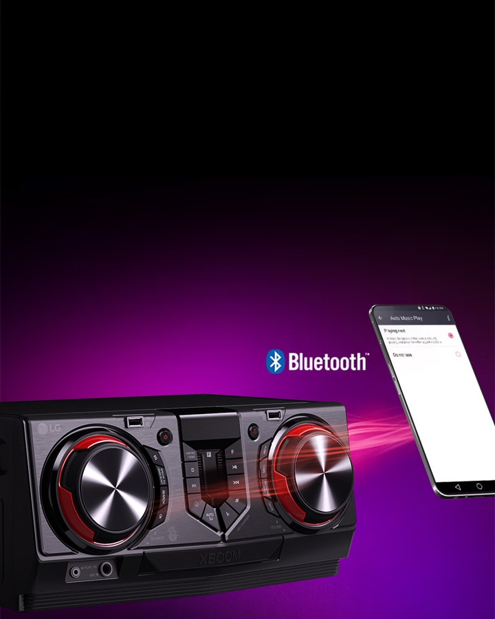 La imagen presenta un fondo con viñetas de color violeta. A la izquierda, el receptor está ubicado en un ángulo de 45 grados respecto del fondo. Del receptor emanan gráficos de sonido de color rojo que conducen a un teléfono inteligente que muestra la interfaz de usuario de reproducción automática de música.
