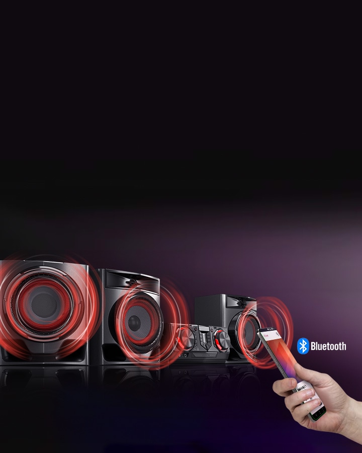 La imagen muestra un fondo borroso. A la izquierda, el sistema CJ45 está colocado en un ángulo de 45 grados sobre una superficie reflectante negra. Para ilustrar el sonido potente, se emiten gráficos de sonido circulares rojos desde los tres woofers. A la derecha, una mano sostiene un teléfono inteligente.