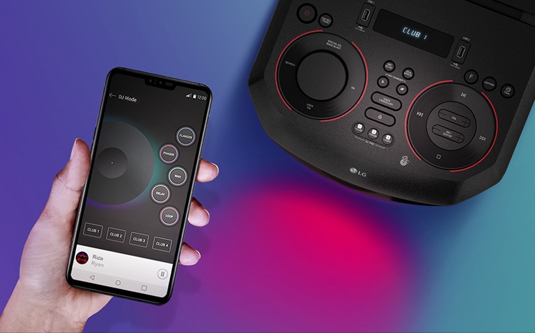 Una mano que sostiene un teléfono inteligente junto a una vista superior de LG XBOOM.