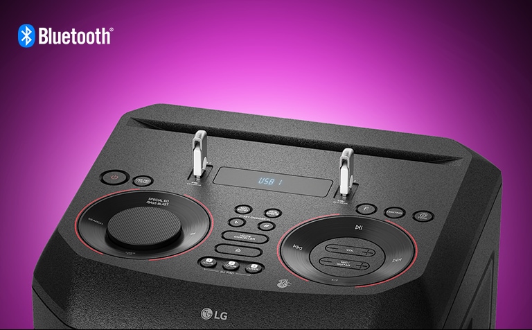 Una vista de cerca de los controles en la parte superior de LG XBOOM, con dos USB conectados. Un logotipo de Bluetooth se muestra en la esquina superior izquierda.