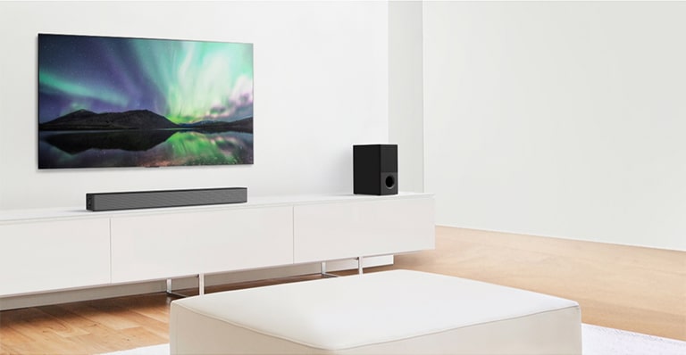 Vista previa de video que muestra LG Soundbar en una sala de estar blanca con configuración de 4.1 canales.