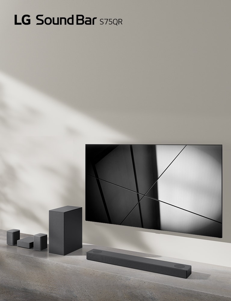 La barra de sonido LG S75QR y el televisor LG se colocan juntos en la sala de estar. El televisor está encendido y muestra una imagen en blanco y negro.