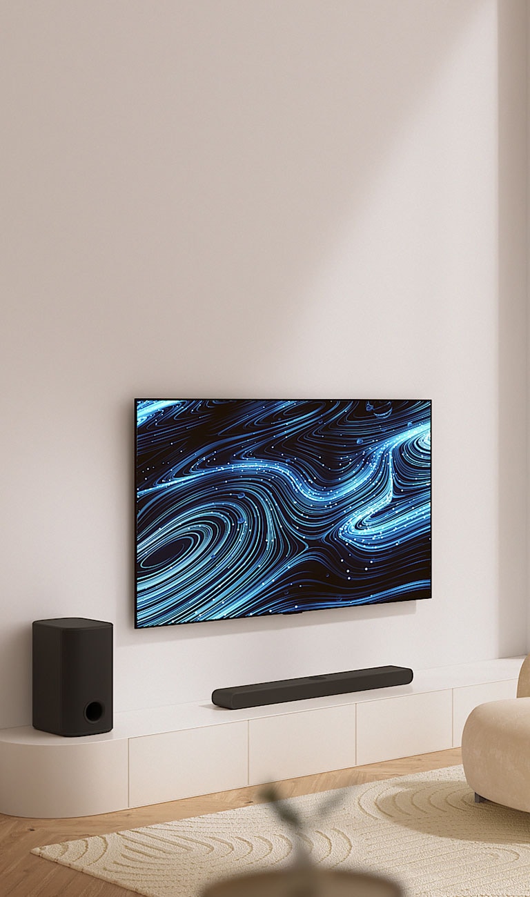 El televisor está colgado en la pared y muestra una imagen gráfica de neón. Abajo, la barra de sonido se coloca en el estante blanco. A la derecha, se muestra un sofá color crema en la sala de estar.