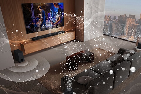 Una LG TV, una LG Soundbar, bocinas traseras y un subwoofer en una sala de un rascacielos, reproduciendo un espectáculo de música. Las ondas sonoras blancas formadas por gotas se proyectan desde la soundbar y las bocinas traseras, girando alrededor del sofá y la sala. Un subwoofer crea un efecto sonoro desde abajo.