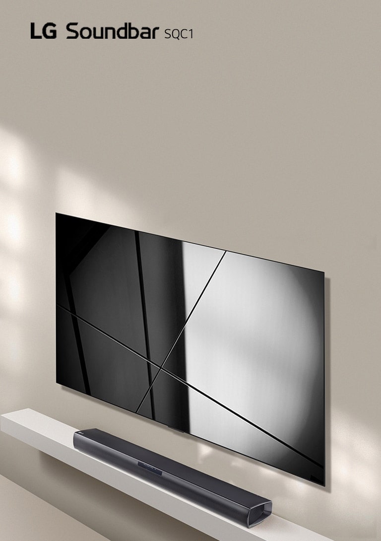 La barra de sonido LG SQC1 y el televisor LG se colocan juntos en la sala de estar. El televisor está encendido y muestra una imagen gráfica.