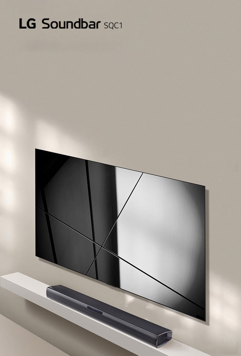 La barra de sonido LG SQC1 y el televisor LG se colocan juntos en la sala de estar. El televisor está encendido y muestra una imagen gráfica.