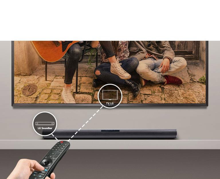 Hay un control remoto de LG en la mano de alguien, que controla el televisor y la barra de sonido al mismo tiempo. Hay íconos de LG TV y LG Sound bar.