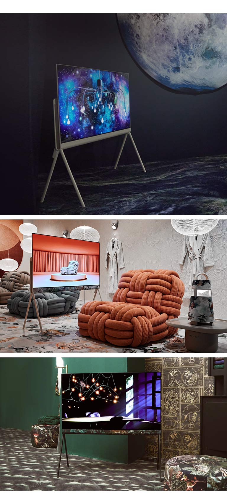 La imagen superior muestra a Posé en una habitación negra con temática espacial en la que se exhibe una obra de arte abstracta intergaláctica. La habitación también tiene una imagen de una luna y un astronauta. 	  La imagen inferior derecha muestra a Posé en una opulenta habitación verde esmeralda. La televisión muestra en la pantalla una luz que se proyecta sobre una mesa a través de los cristales de una ventana. La habitación también tiene azulejos ornamentales negros y dorados y bancos de tela negra con motivos florales. La imagen inferior izquierda muestra a Posé en una habitación crema con notas de color. La habitación tiene sillones gruesos tejidos de color terracota y carbón, dispositivos de iluminación blancos en forma de bola y batas de baño colgadas en la pared. La televisión muestra una imagen del mismo sillón de color carbón sobre una plataforma en una habitación de color terracota.