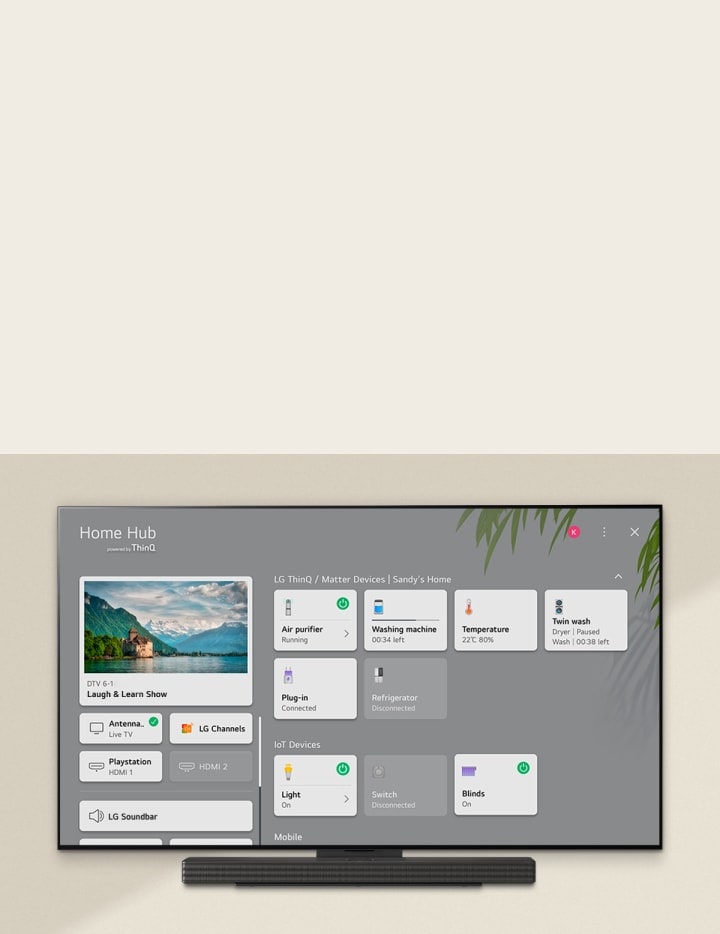 En la pantalla se reproduce un acogedor concierto en un salón. El menú de la interfaz WOW aparece como una superposición y el usuario navega a la configuración de la barra de sonido.