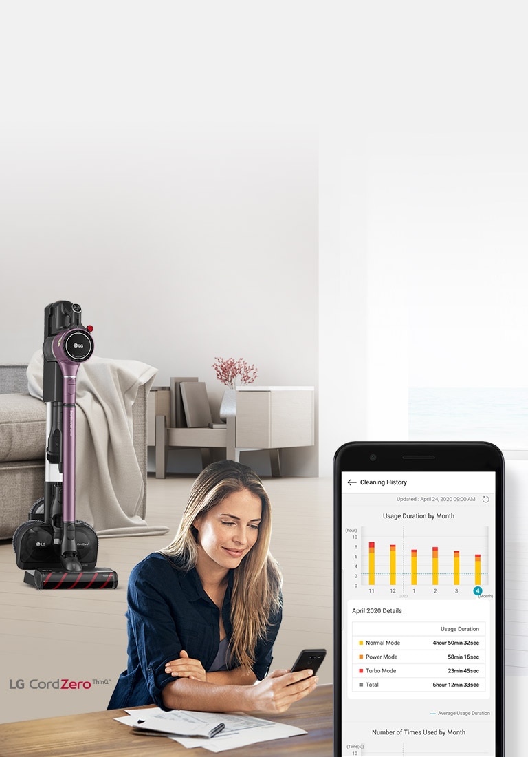 La aspiradora en el soporte de carga está en una sala de estar al fondo con una mujer mirando su teléfono en primer plano. Una imagen de la pantalla del teléfono muestra el historial de limpieza de su producto.