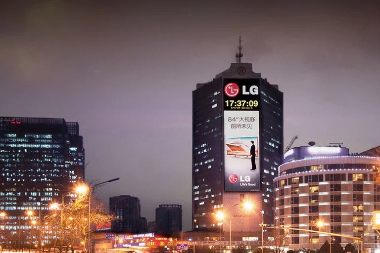 Vista nocturna de la publicidad con el anuncio de LG Electronics en Beijing