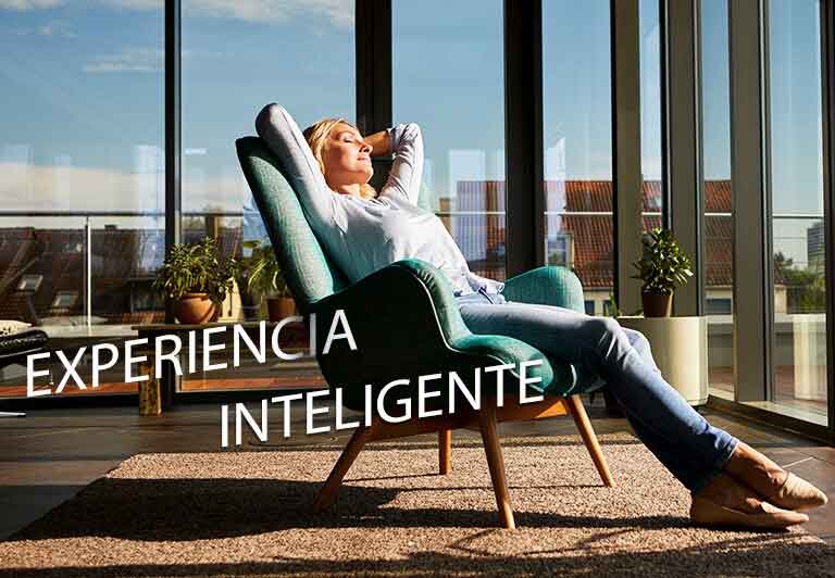 Una mujer descansando en una silla en un salón.