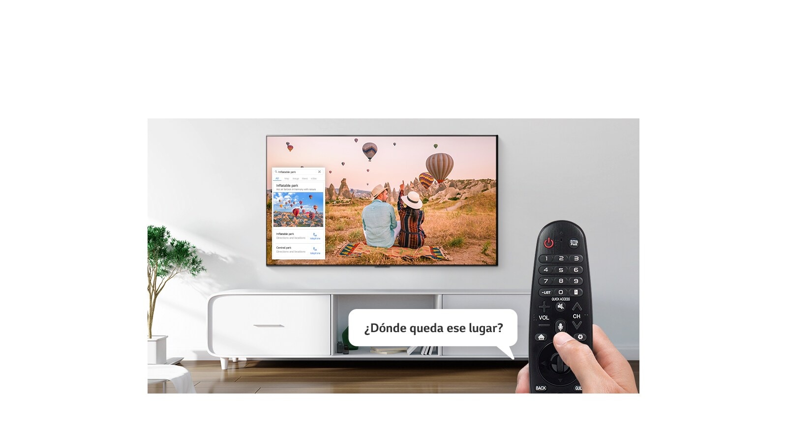 Primer plano de una mano controlando el televisor con un control remoto para preguntar dónde está el lugar que aparece en la televisión.