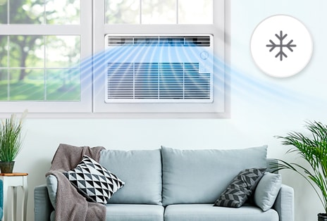 Aire acondicionado de ventana LG en modo frío, expulsando aire fresco hacia una sala de estar luminosa con un sofá y plantas.