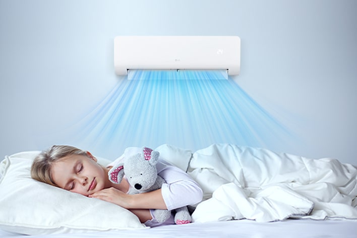 El aire acondicionado está en funcionamiento. Debajo, una niña duerme cómodamente sosteniendo una muñeca.