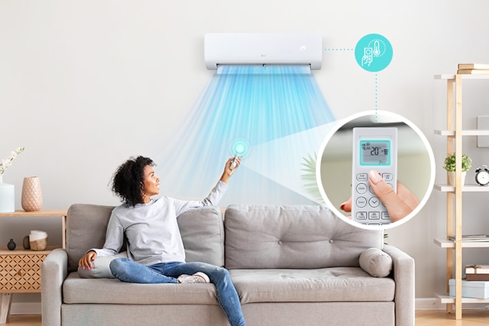 Aire acondicionado y mujer en el sofá a distancia de medición de temperatura, soplando aire frío