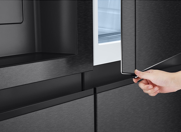 Alguien está abriendo la puerta del refrigerador utilizando el botón Door-in-Door™.