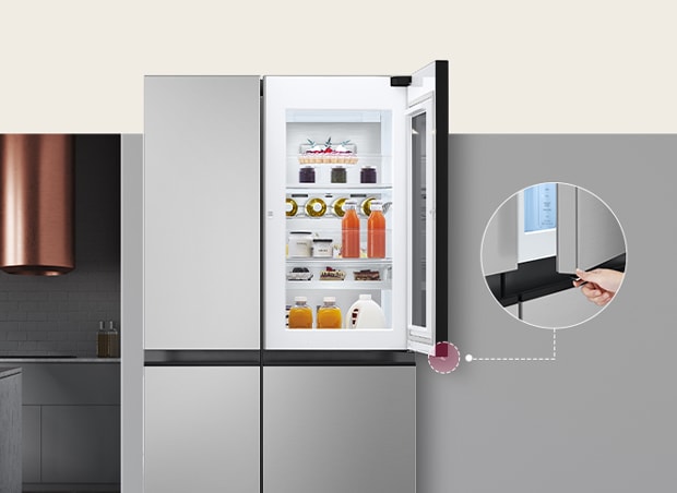 Vista frontal de un refrigerador InstaView negro. La puerta del refrigerador está abierta. Hay una pequeña pantalla que explica dónde está un botón de apertura oculto para abrir la puerta.