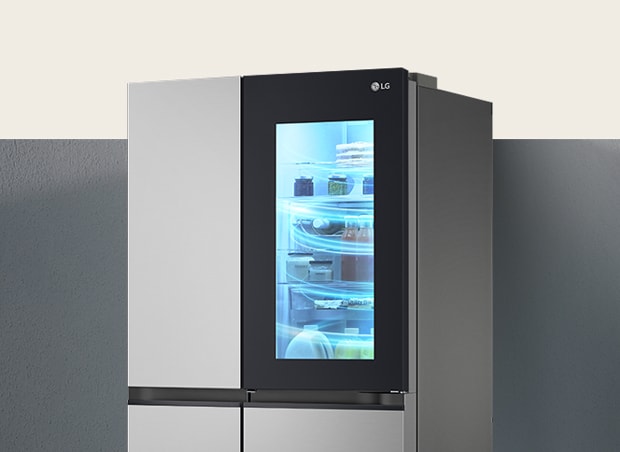Vista de medio lado del refrigerador InstaView. Esta es una imagen de un refrigerador lleno de aire frío.