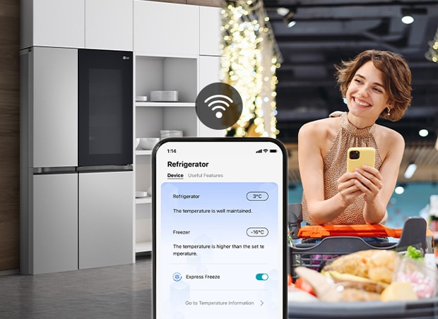 La imagen de la derecha muestra a una mujer de pie en un supermercado mirando su celular. La imagen de la izquierda muestra la vista frontal del refrigerador. En el centro de las imágenes hay un icono que muestra la conectividad entre el teléfono y el refrigerador.