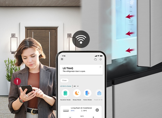 La imagen de la izquierda muestra a una mujer de pie fuera de la casa. La imagen de la derecha muestra que la puerta del refrigerador se ha quedado abierta. En el primer plano de las dos imágenes está la pantalla del teléfono, que muestra las notificaciones de la app LG ThinQ y el icono de Wifi encima del teléfono.