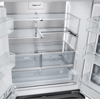Interior espacioso del refrigerador LG de puerta francesa, que ofrece un amplio espacio para guardar alimentos y artículos de gran tamaño.	