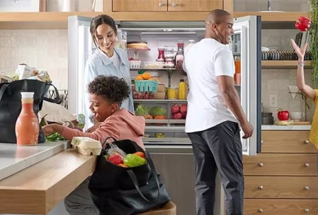 Un refrigerador LG depuerta francesa y gran capacidad (31 pies cúbicos), que destaca por su capacidad para almacenar más alimentos que nunca.