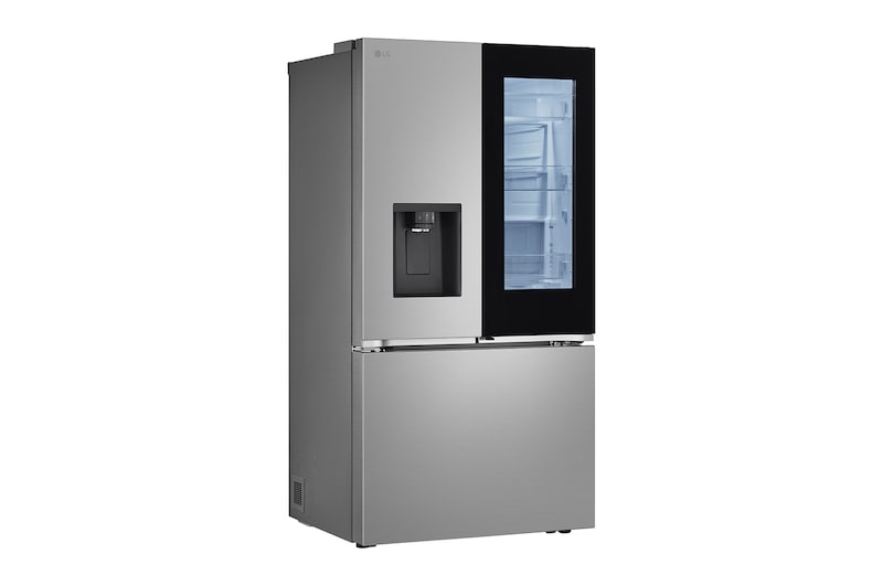 Refrigerador InstaView : LG GM89SXD Acero Negro: una mano alcanza una botella a través de la apertura Door-in-Door, con el panel InstaView iluminado visible.