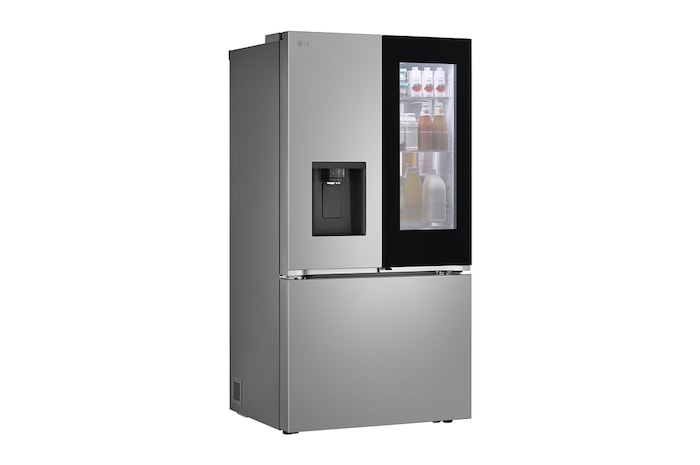 Refrigerador InstaView French Door LG GM89SXD Acero Negro, muestra el panel InstaView Door-in-Door iluminado, integrado en una cocina moderna de tonos gris-azulado.