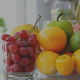 Variedad de frutas en una tabla.