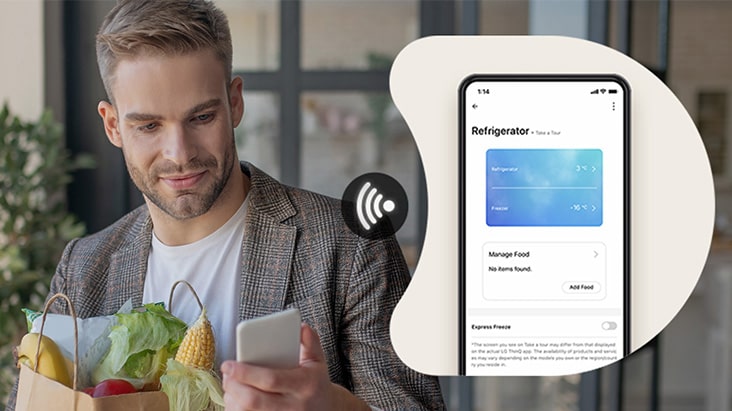 Un hombre sostiene su teléfono celular y utiliza LG ThinQ™ para controlar de forma remota su refrigerador LG de varias puertas desde fuera de casa.