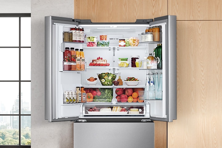 Refrigerador LG abierto de par en par en una cocina moderna.