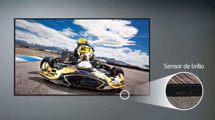 Se monta un UL5Q-E en la pared, con un primer plano del sensor de brillo situado en la parte inferior delantera de la pantalla.