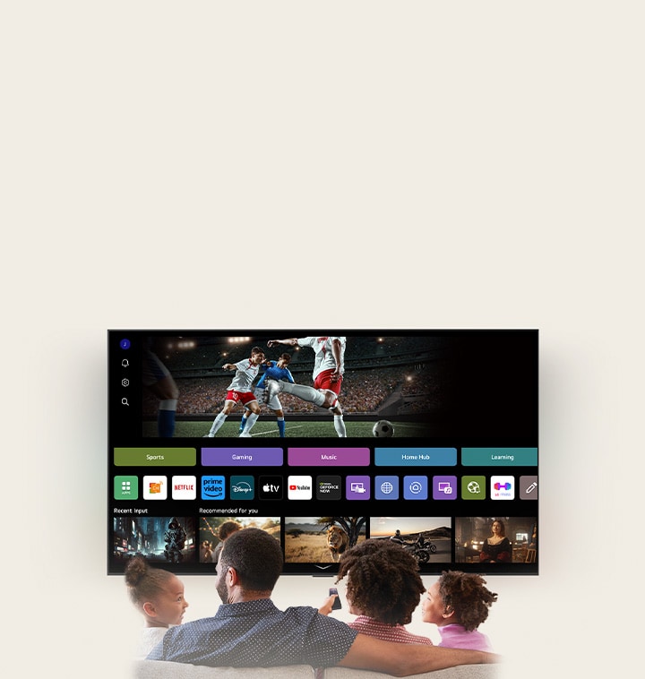 Una familia de cuatro personas se reúne alrededor de un televisor LG con AI. Un círculo rodea a la persona que sostiene el control remoto y muestra su nombre. Esto muestra cómo Identificación de voz AI reconoce la firma de voz de cada usuario. La interfaz webOS muestra cómo la AI cambia automáticamente de cuenta y recomienda contenido personalizado.