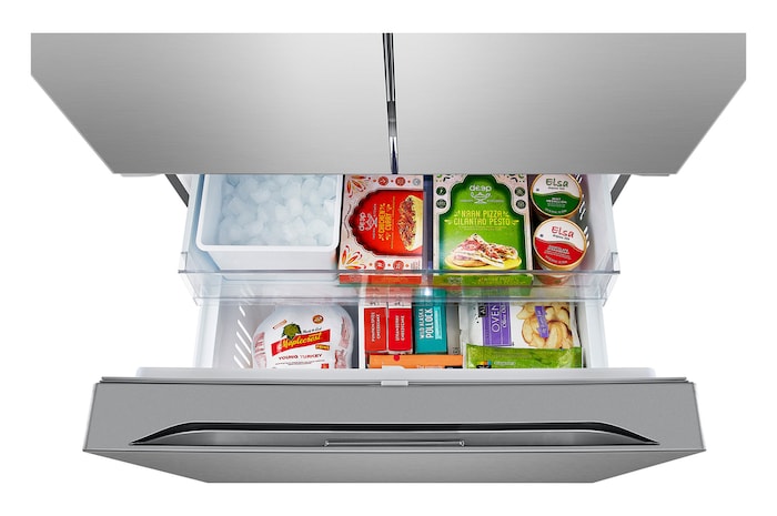 Vista frontal abierta de los alimentos del refrigerador de varias puertas.