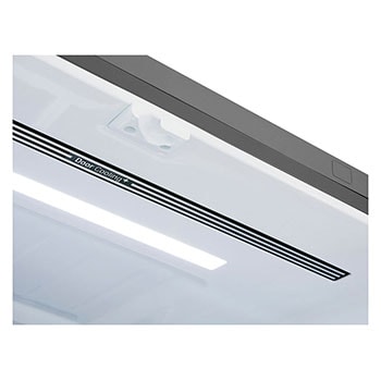 Vista cercana de la parte del congelador de un refrigerador de varias puertas.