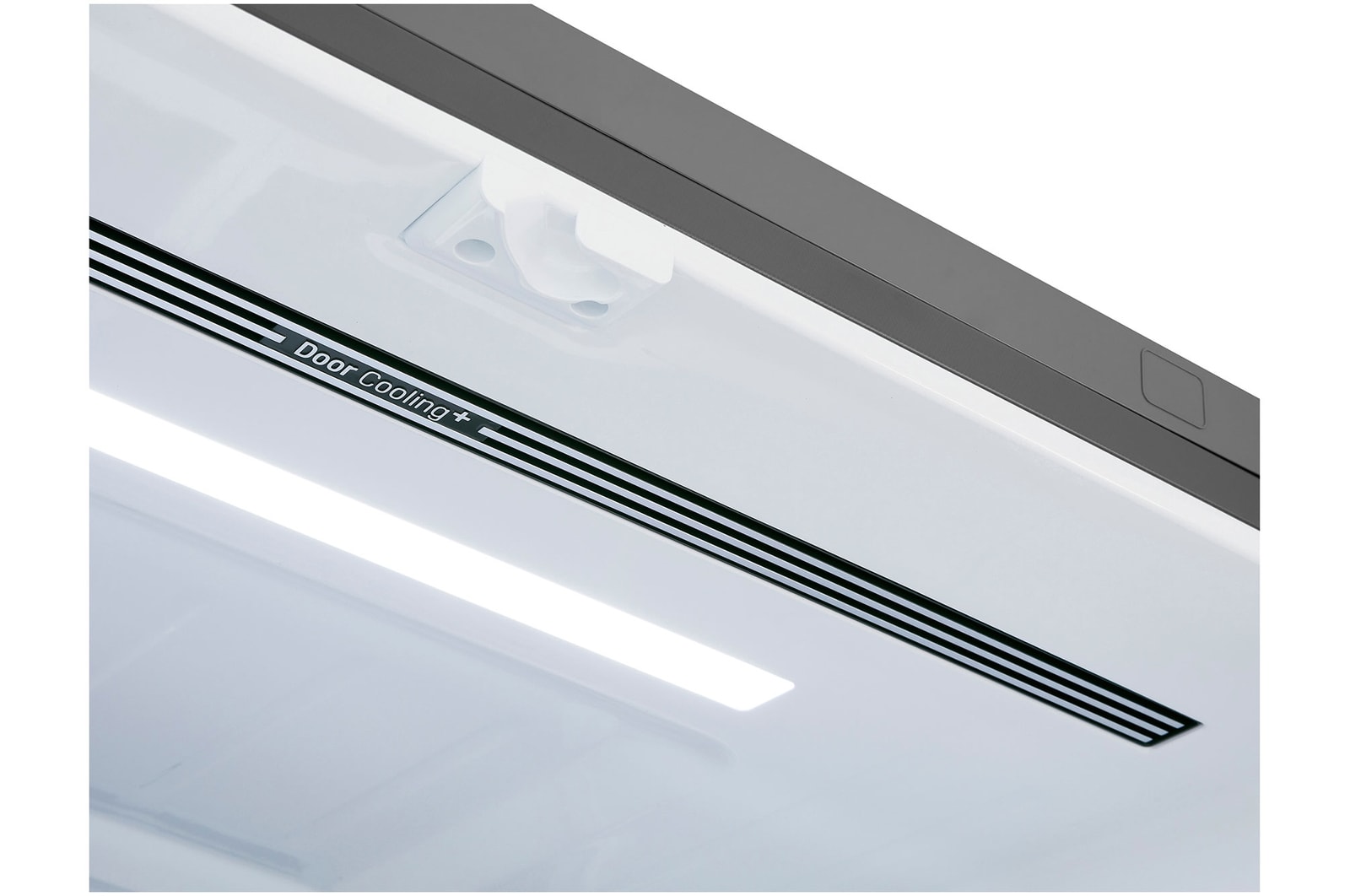 Vista cercana de la parte del congelador de un refrigerador de varias puertas.