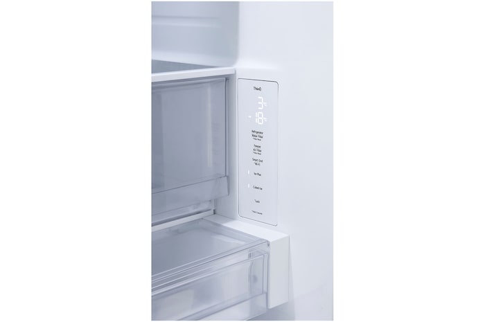 Vista cercana del LG ThinQ® de un refrigerador de varias puertas.
