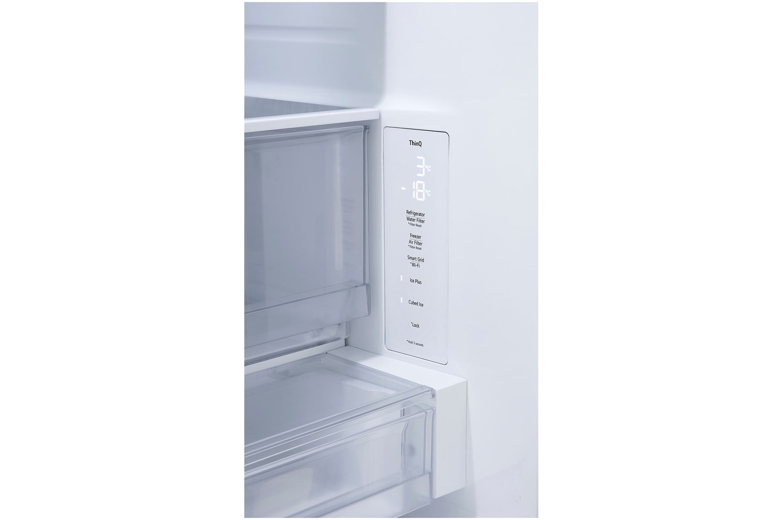 Vista cercana del LG ThinQ® de un refrigerador de varias puertas.